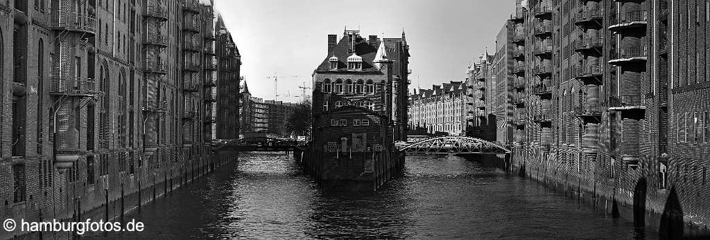 skyline_hamburg_P035 Panoramabild Hamburg - Hafencity, Wasserschloesschen, Speicherstadt, schwarzweiß