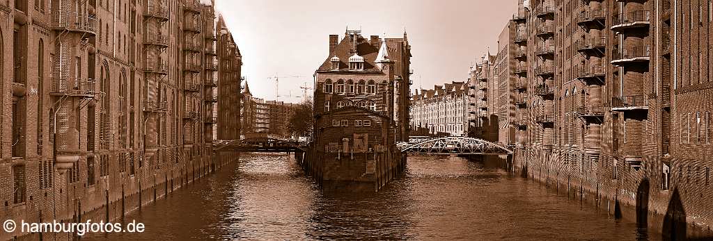 skyline_hamburg_P036 Panoramabild Hamburg - Hafencity, Wasserschloesschen, Speicherstadt, sepiafarben