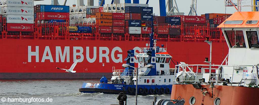 skyline_hamburg_P041 Hamburg Hafen: Schiffsbordwand mit Schriftzug Hamburg, Möwe und Schlepper