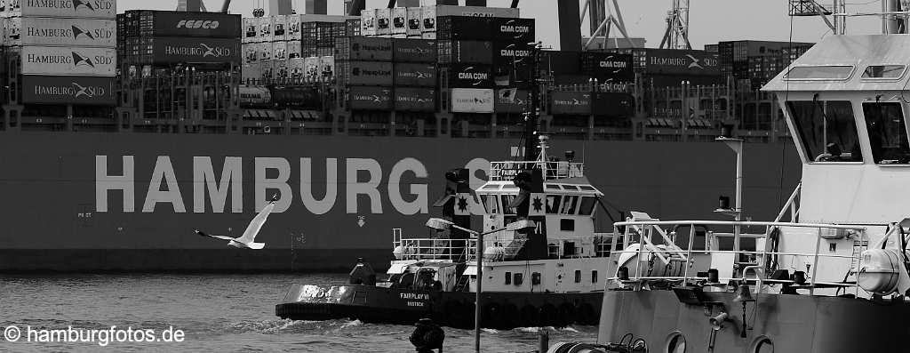 skyline_hamburg_P042 Panoramabild Hamburg Hafen: Schiffsbordwand mit Schriftzug Hamburg, Möwe und Schlepper, schwarzweiß