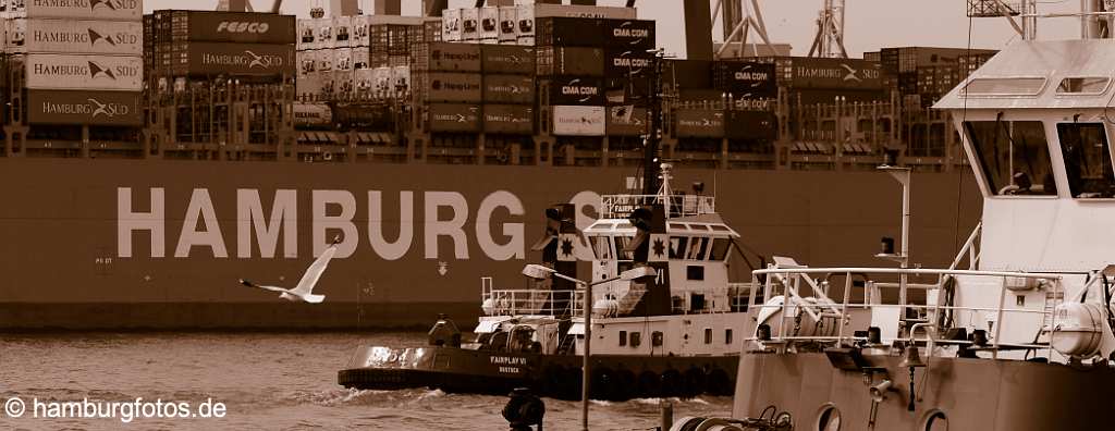 skyline_hamburg_P043 Hamburg Hafen: Schiffsbordwand mit Schriftzug Hamburg, Möwe und Schlepper, sepiafarben