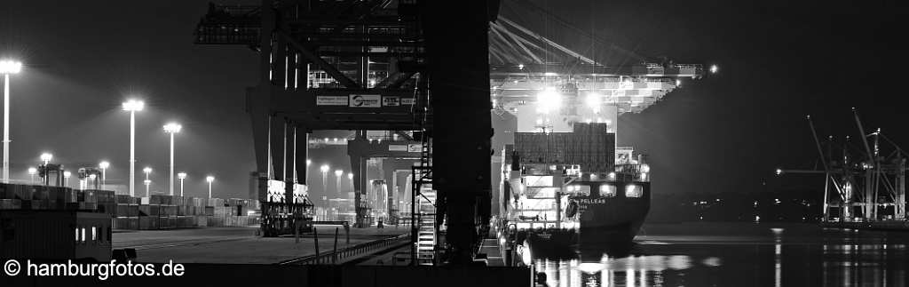 skyline_hamburg_P053 Containerterminal Nacht, schwarzweiss