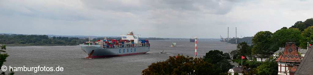 skyline_hamburg_P059 Containerschiff auf der Elbe vor Blankenese