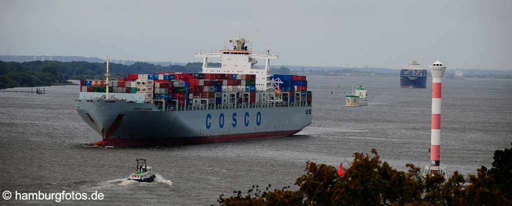 skyline_hamburg_P060 Containerschiffe auf der Elbe vor Blankenese