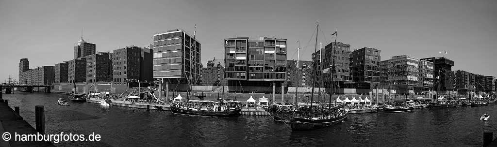 skyline_hamburg_P067 Panoramabild Hamburg Hafengeburgstag schwarzweiss