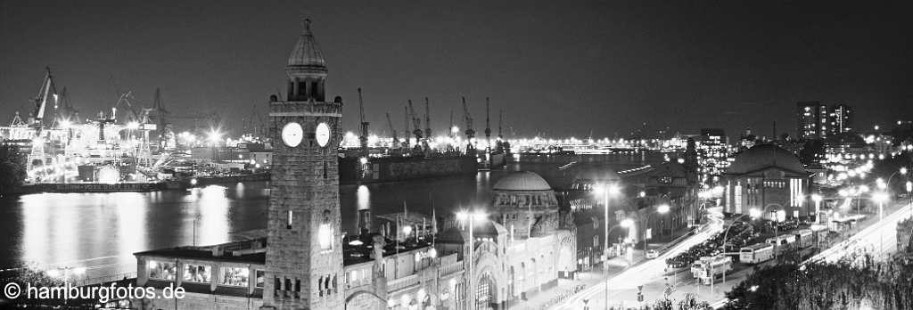 skyline_hamburg_P071 Landungsbruecken bei Nacht, schwarzweiss