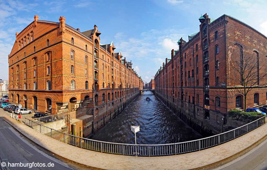 skyline_hamburg_P090 Panoramabild Hamburg - Hafencity, historische Lagerhaeuser der Speicherstadt