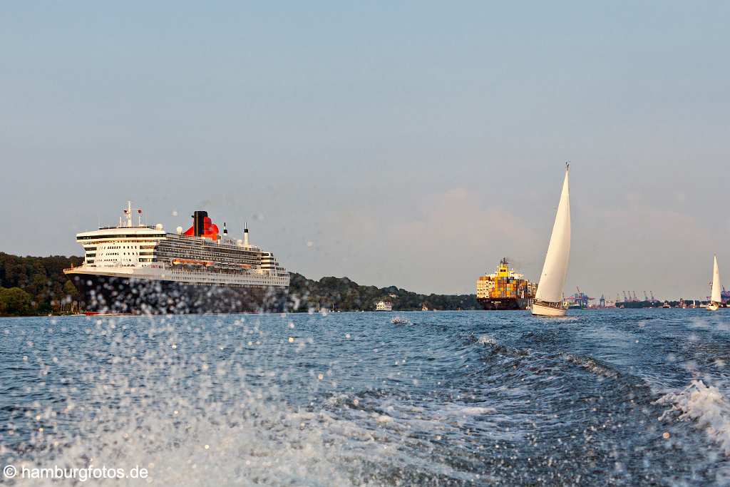 bz0413 Das Kreuzfahrtschiff "Queen Mary 2", eine Segelyacht und ein voll beladener Containerfrachter im sommerlichen Abendlicht auf der Elbe vor Hamburg-Blankenese