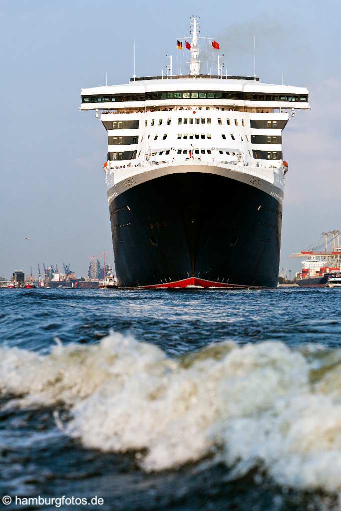 bz0439 Das Kreuzfahrtschiff "Queen Mary 2" laeuft aus dem Hamburger Hafen aus, sonnig, Frontalansicht vom Wasser, Hochformat