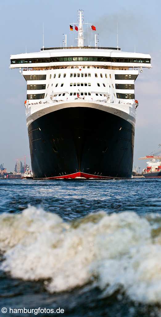 bz0439 Das Kreuzfahrtschiff "Queen Mary 2" laeuft aus dem Hamburger Hafen aus, sonnig, Frontalansicht vom Wasser, Hochformat