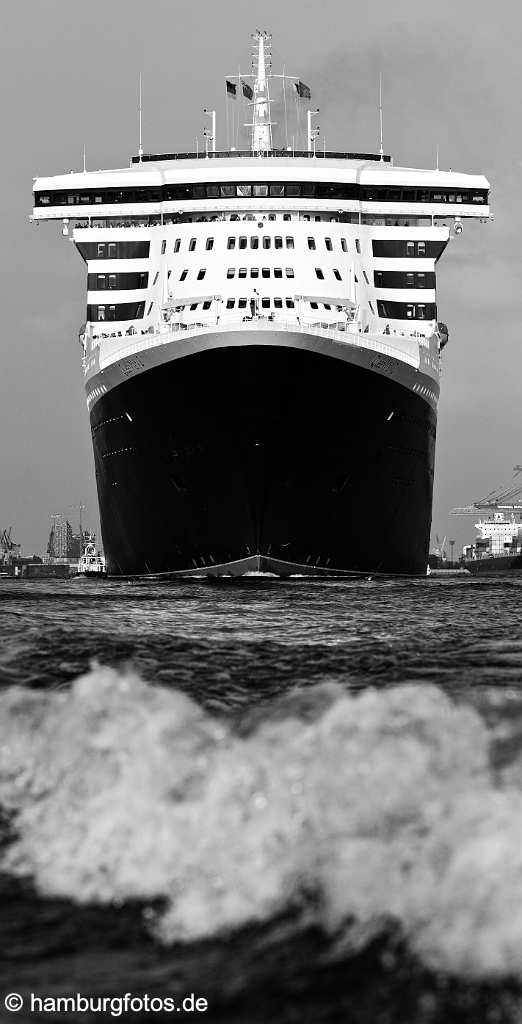 bz0439 Das Kreuzfahrtschiff "Queen Mary 2" laeuft aus dem Hamburger Hafen aus, sonnig, Frontalansicht vom Wasser, Hochformat