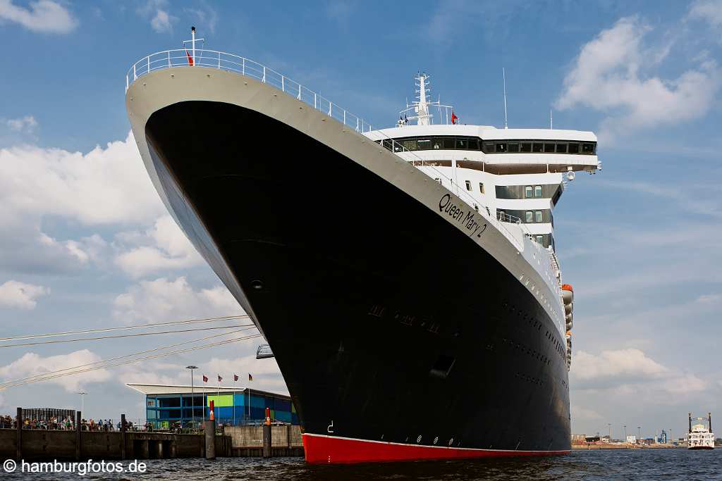 bz0456 Das Kreuzfahrtschiff Queen Mary 2 liegt kurz vor ihrer Abreise nach Norwegen noch vertaeut am Kreuzfahrtterminal in der Hamburger Hafen City. Tausende Menschen warten am Ufer der Elbe auf das Ablegen, sommerlich