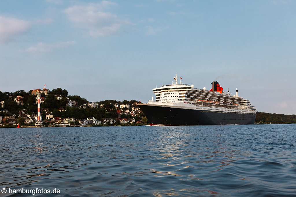 bz0475 Das Kreuzfahrtschiff "Queen Mary 2" laeuft aus dem Hamburger Hafen aus und faehrt elbabwaerts, Hoehe Blankenese, Abendstimmung. Fotografiert vom Wasser