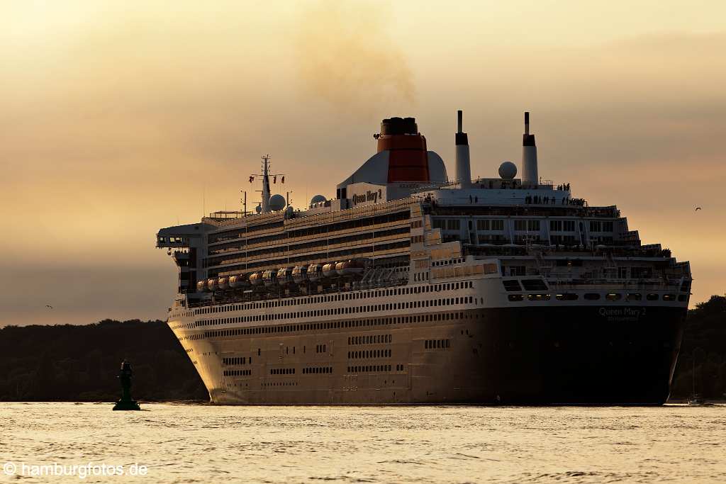 bz0477 Kreuzfahrtschiff "Queen Mary 2" faehrt vor Hamburg-Blankenese elbabwaerts, Abendstimmung