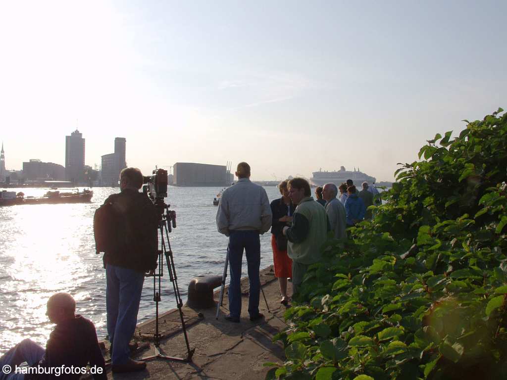 id101074 Das Kreusfahrtschiff Queen Mary 2 laeuft aus dem Hamburger Hafen aus. Bild in Richtung der Hafencity.