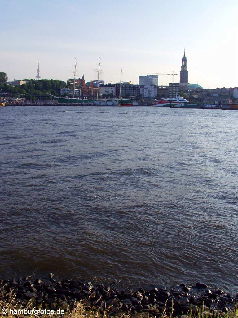 id101075 Das Kreusfahrtschiff Queen Mary 2 laeuft aus dem Hamburger Hafen aus.