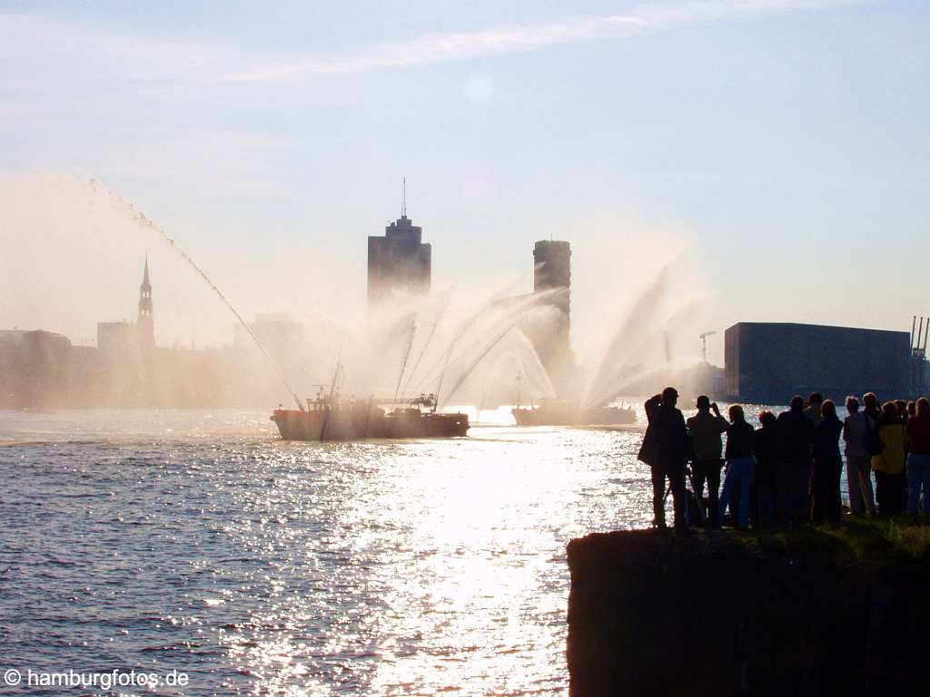 id101076 Das Kreusfahrtschiff Queen Mary 2 laeuft aus dem Hamburger Hafen aus. Feuerwehrboote, Fontaine