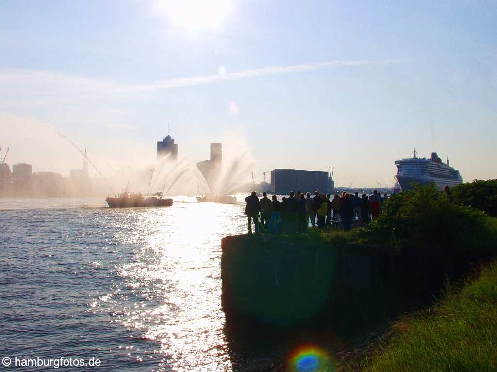 id101077 Das Kreusfahrtschiff Queen Mary 2 laeuft aus dem Hamburger Hafen aus.