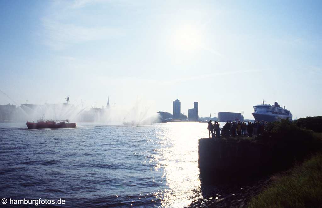 id101079 Das Kreusfahrtschiff Queen Mary 2 laeuft aus dem Hamburger Hafen aus.