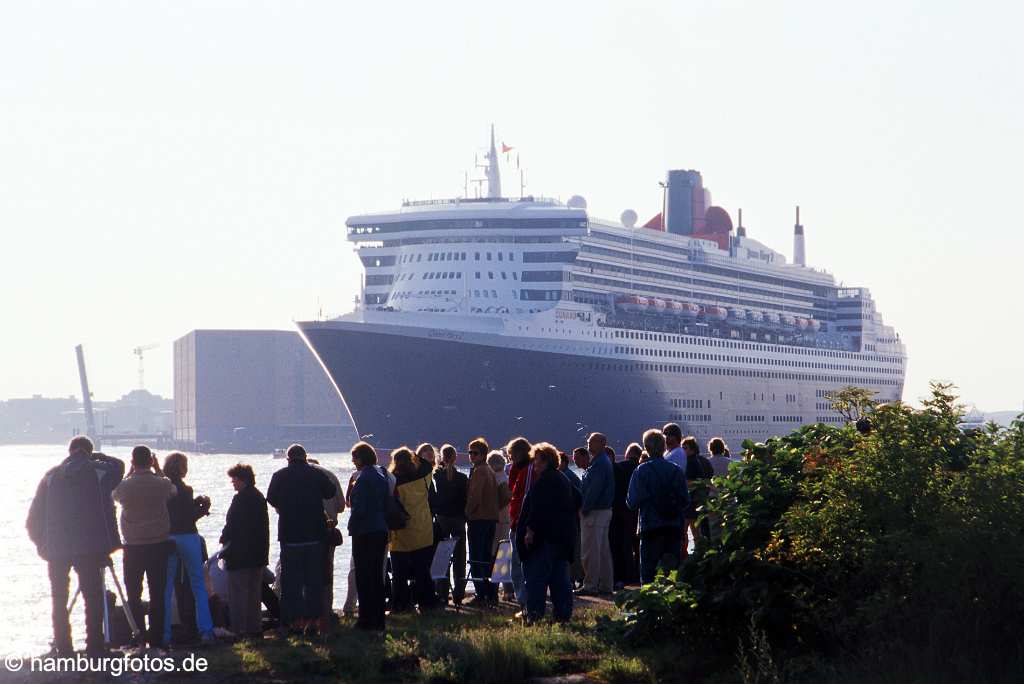 id101080 Das Kreusfahrtschiff Queen Mary 2 laeuft aus dem Hamburger Hafen aus. Menschenmassen am Ufer.