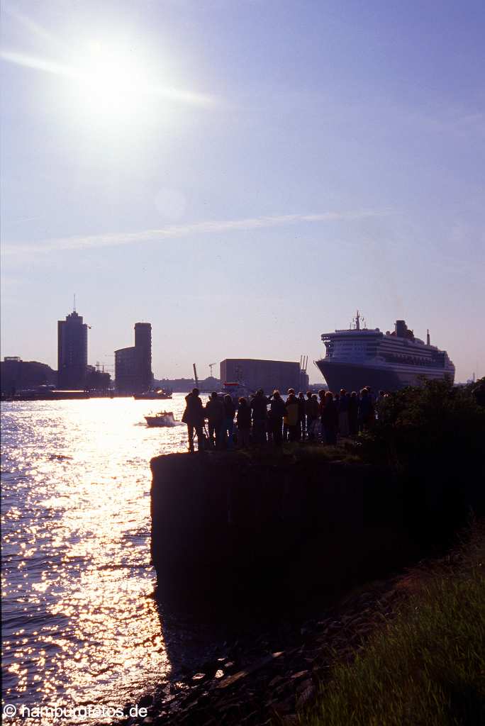 id101081 Das Kreusfahrtschiff Queen Mary 2 laeuft aus dem Hamburger Hafen aus.