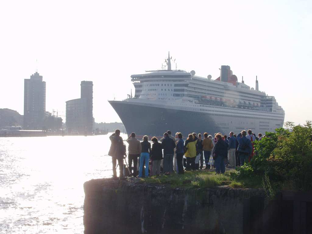 id101082 Das Kreusfahrtschiff Queen Mary 2 laeuft aus dem Hamburger Hafen aus.