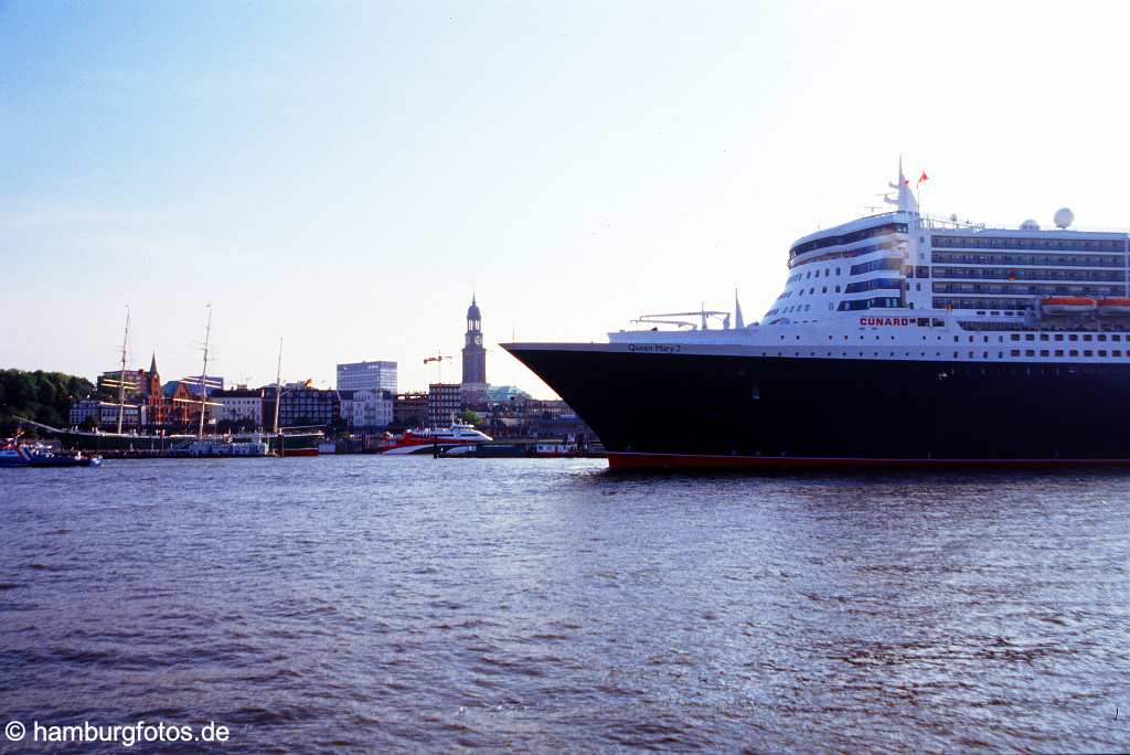 id101083 Das Kreusfahrtschiff Queen Mary 2 laeuft aus dem Hamburger Hafen aus. Schiffsbug genau auf der Hoehe vom Michel.