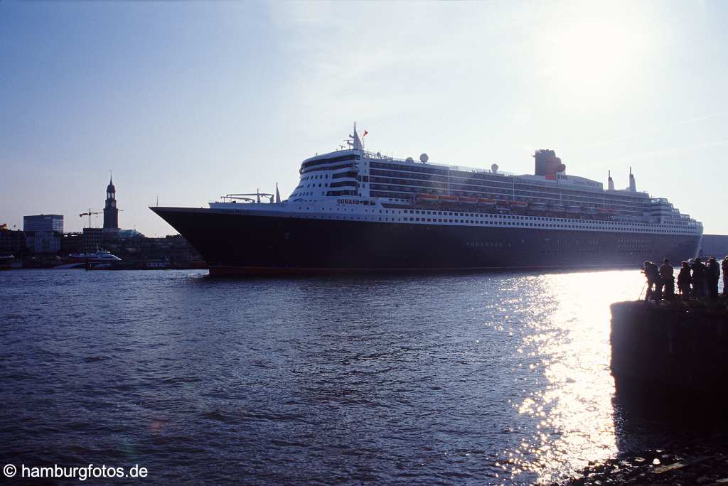 id101084 Das Kreusfahrtschiff Queen Mary 2 laeuft aus dem Hamburger Hafen aus.