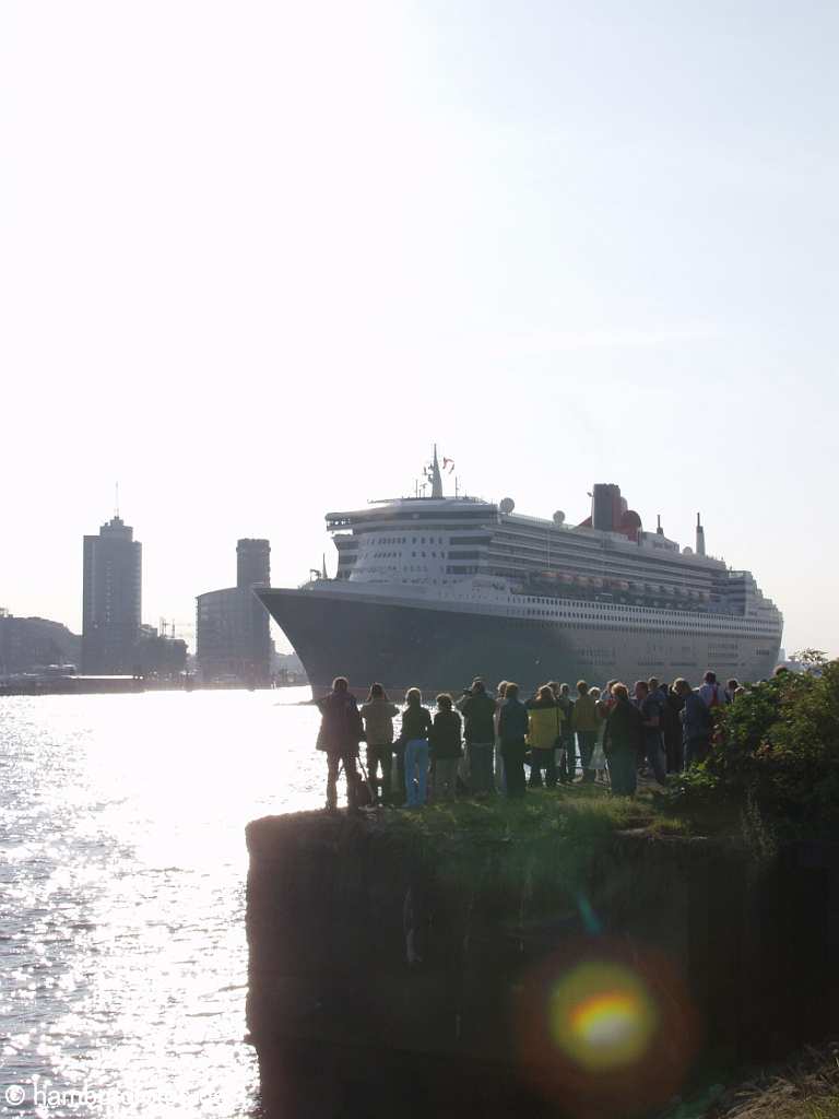 id101085 Das Kreusfahrtschiff Queen Mary 2 laeuft aus dem Hamburger Hafen aus.