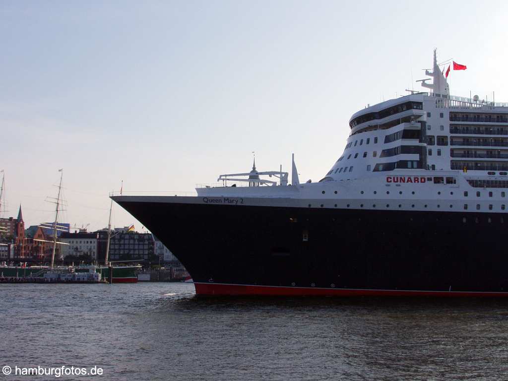 id101086 Das Kreusfahrtschiff Queen Mary 2 laeuft aus dem Hamburger Hafen aus.