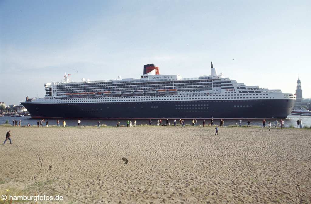 id101087 Das Kreusfahrtschiff Queen Mary 2 laeuft aus dem Hamburger Hafen aus.