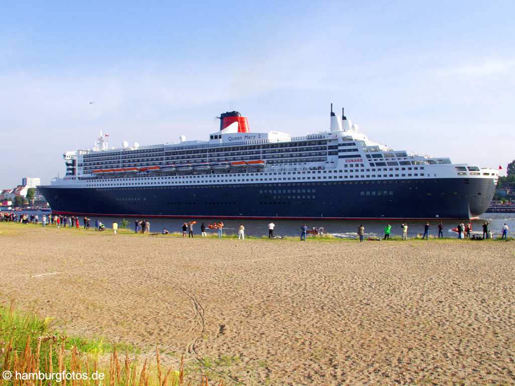 id101088 Das Kreusfahrtschiff Queen Mary 2 laeuft aus dem Hamburger Hafen aus.