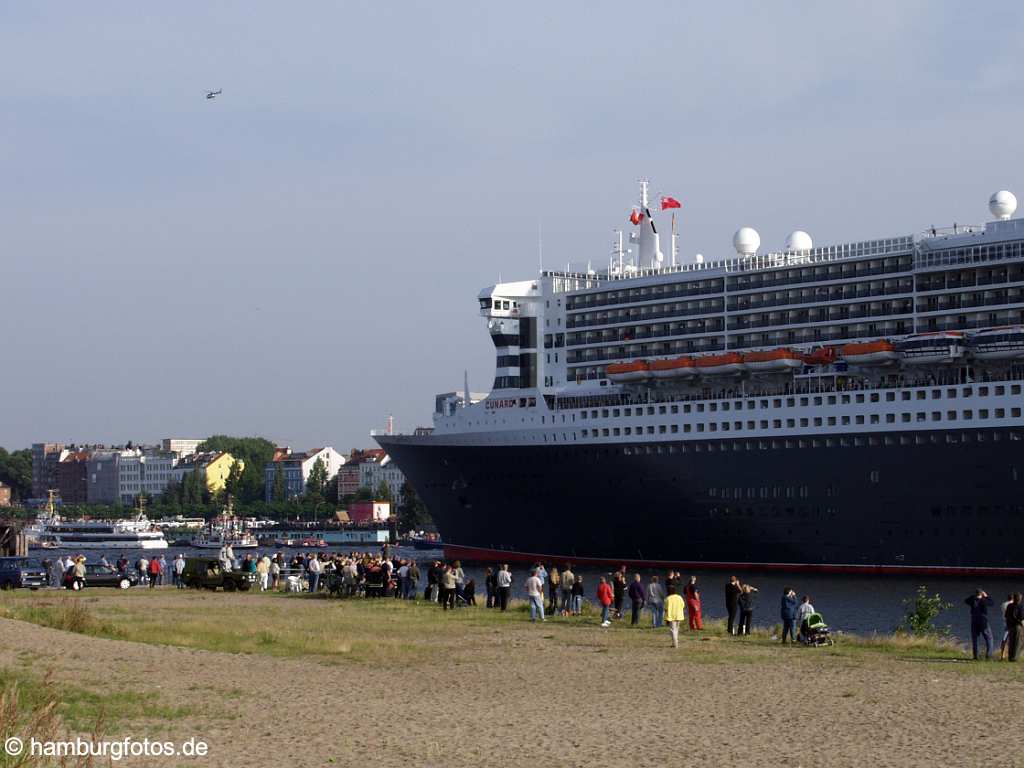 id101089 Das Kreusfahrtschiff Queen Mary 2 laeuft aus dem Hamburger Hafen aus.