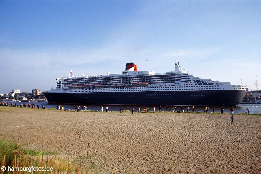 id101090 Das Kreusfahrtschiff Queen Mary 2 laeuft aus dem Hamburger Hafen aus.