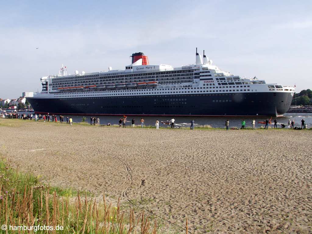 id101091 Das Kreusfahrtschiff Queen Mary 2 laeuft aus dem Hamburger Hafen aus.