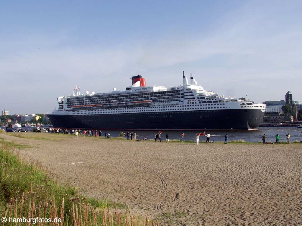 id101092 Das Kreusfahrtschiff Queen Mary 2 laeuft aus dem Hamburger Hafen aus.