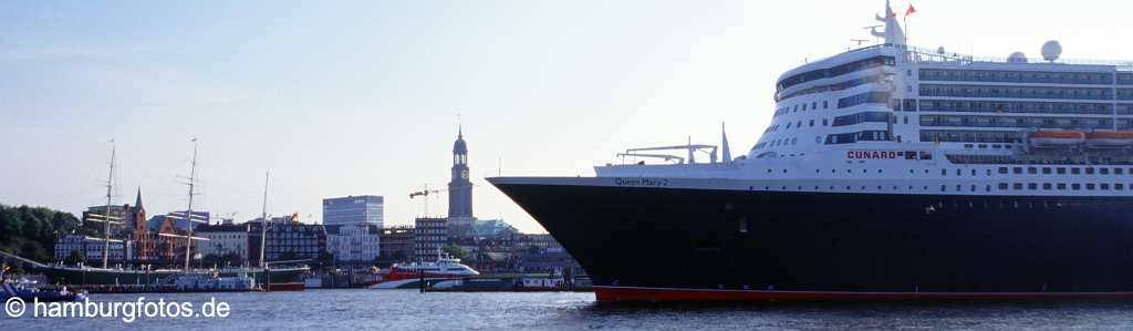 id104488 Hamburg | Kreuzfahrtschiff Queen Mary 2, St.Michaelis, Landungsbrücken