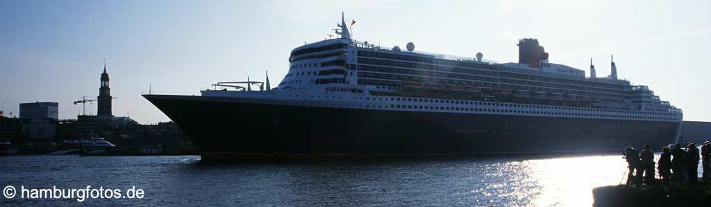 id104489 Hamburg | Kreuzfahrtschiff Queen Mary 2, St.Michaelis, Landungsbrücken