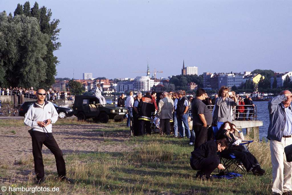 id104491 Hamburg | Kreuzfahrtschiff Queen Mary 2, Schaulustige am Elbstrand