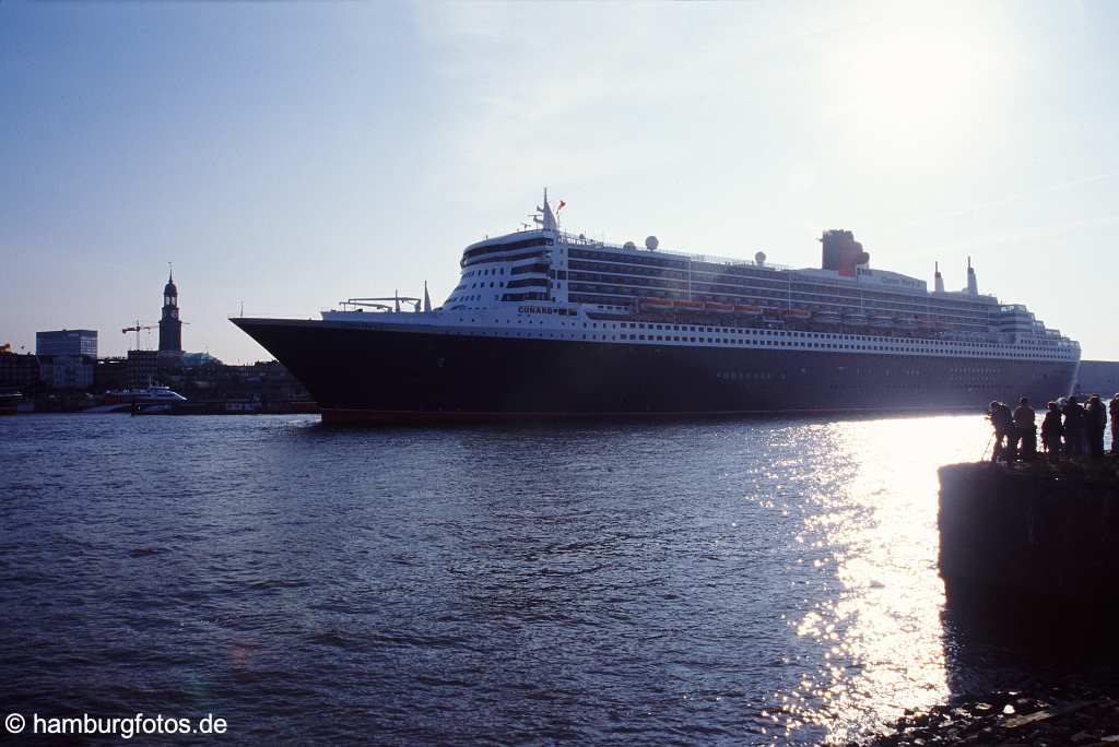 id104497 Hamburg | Kreuzfahrtschiff Queen Mary 2 bei den Landungsbrücken