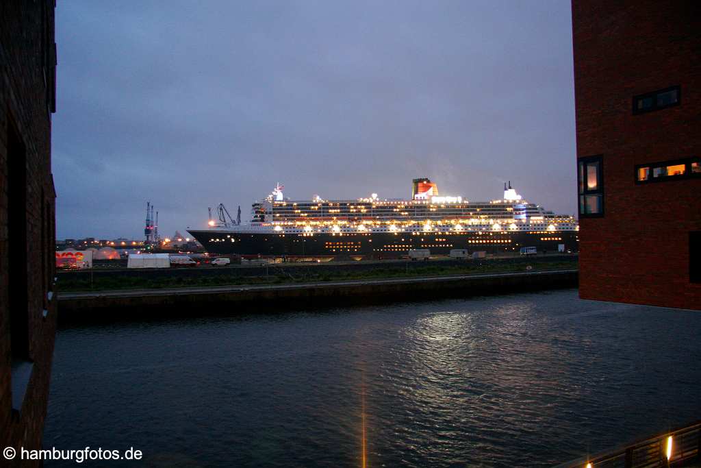 id104498 Hamburg | Kreuzfahrtschiff Queen Mary 2 Blick vom Sandtorkai