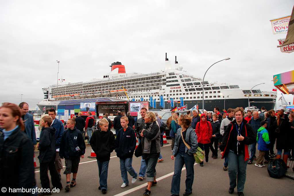 id104501 Hamburg | Kreuzfahrtschiff Queen Mary 2, Besucher, Schaulustige