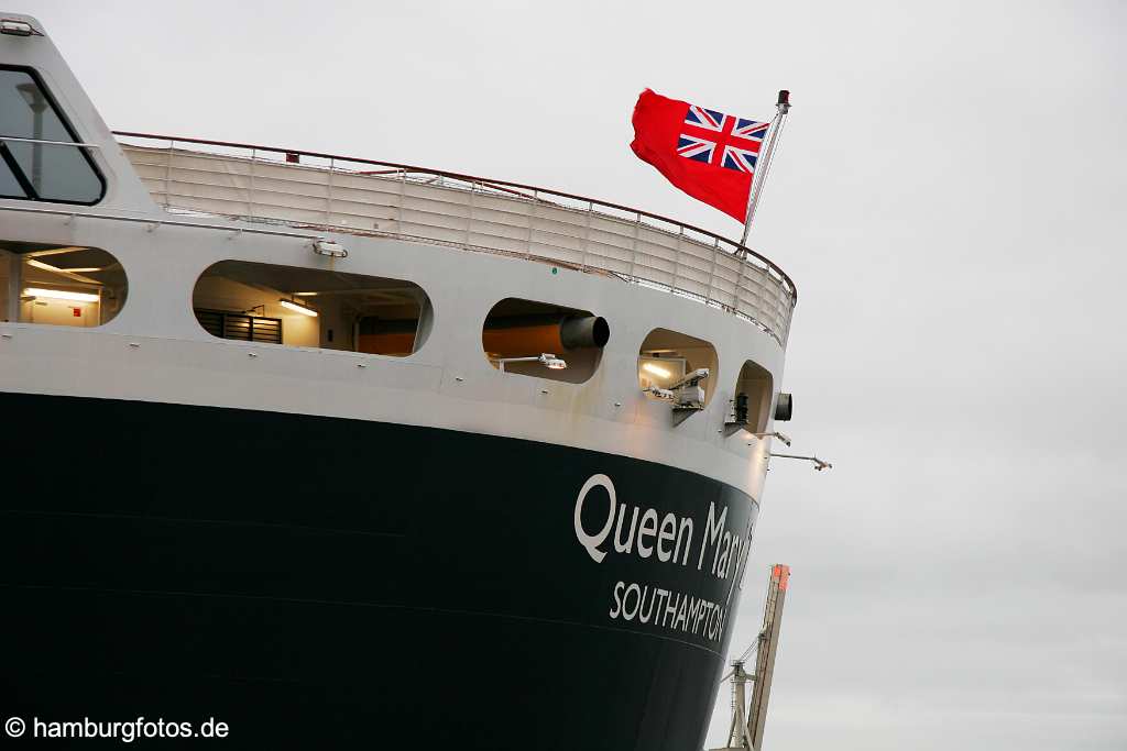 id104503 Hamburg | Kreuzfahrtschiff Queen Mary 2, britische Flagge