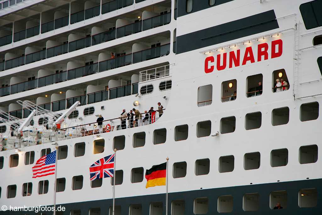 id104504 Hamburg | Kreuzfahrtschiff Queen Mary 2, Fahnen, Flaggen