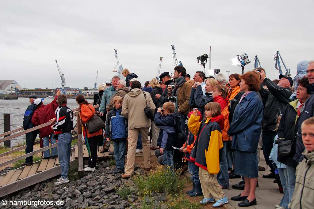 id104505 Hamburg | Kreuzfahrtschiff Queen Mary 2, Schaulustige