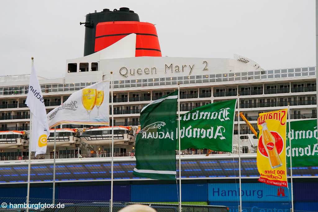 id104507 Hamburg | Kreuzfahrtschiff Queen Mary 2, Fahnen Hamburger Abendblatt