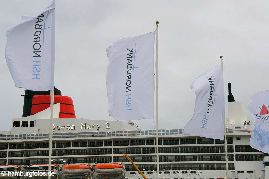 id104509 Hamburg | Kreuzfahrtschiff Queen Mary 2, HSH Nordbank Fahnen, Flaggen