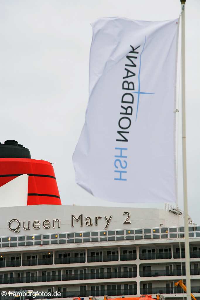 id104510 Hamburg | Kreuzfahrtschiff Queen Mary 2, HSH Nordbank Fahnen, Flaggen