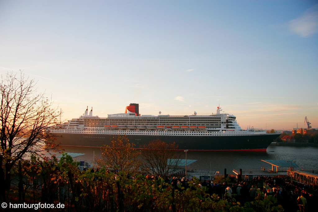 id104511 Hamburg | Kreuzfahrtschiff Queen Mary 2 im Sonnenaufgang