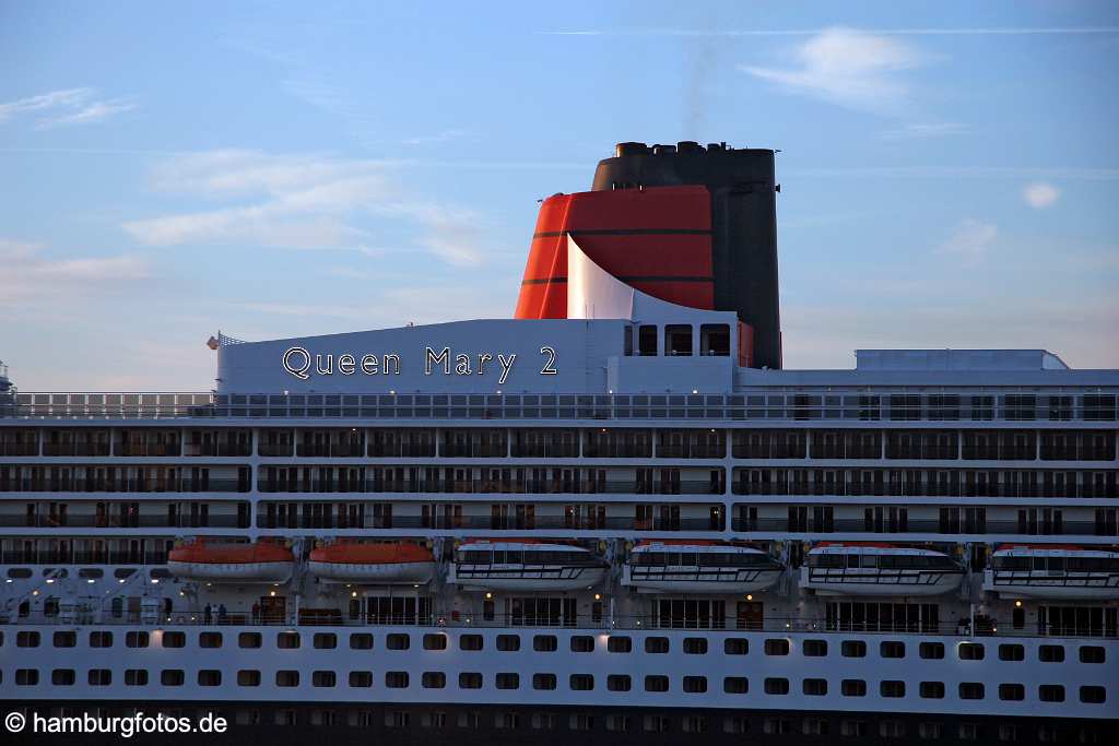 id104512 Hamburg | Kreuzfahrtschiff Queen Mary 2, Deck, Schornstein